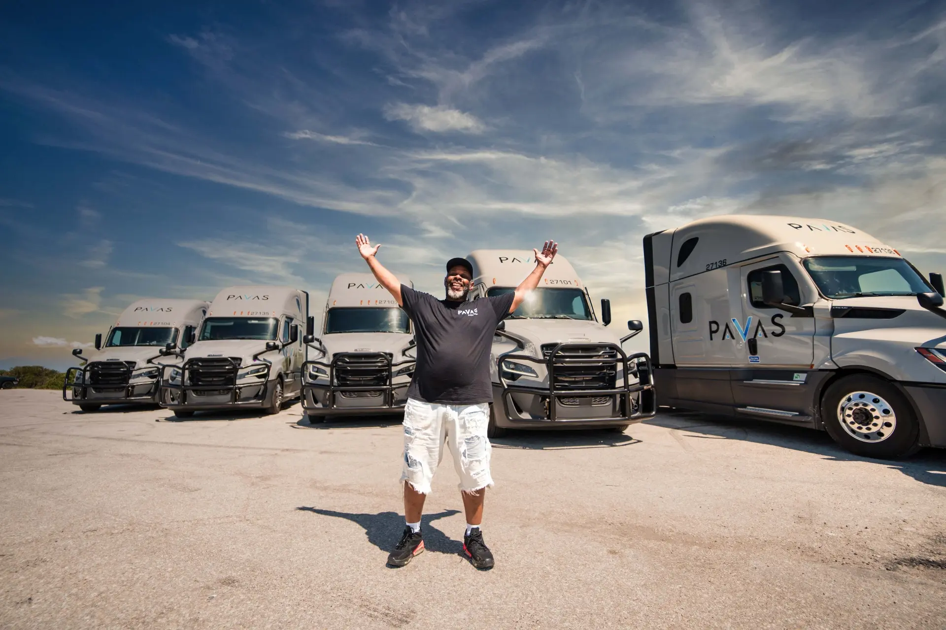 Pavas driver in front of the fleet